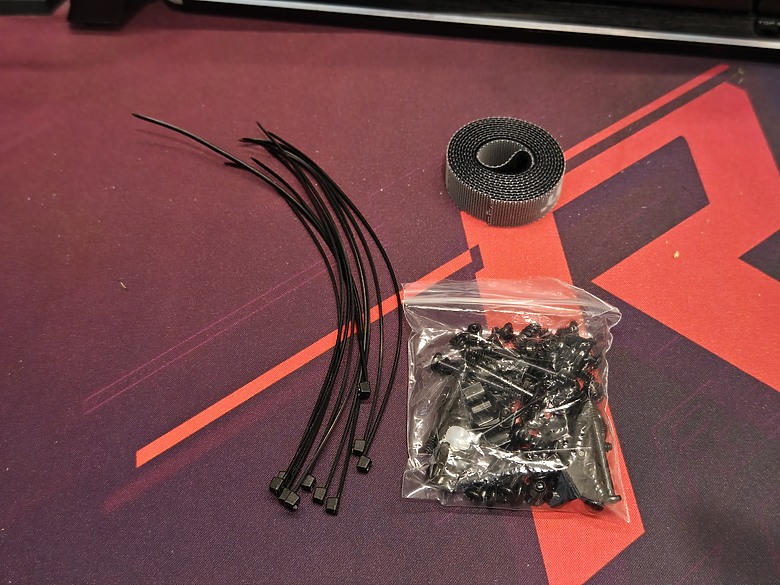 點我看大圖 【開箱】Thermaltake View 290 TG ARGB 平價、用料實在的海景機殼