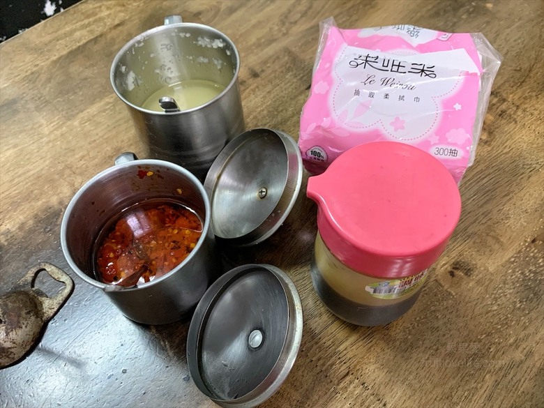 臭豆腐金黃酥脆，麵線有濃郁的柴魚香，飲料免費喝到飽
