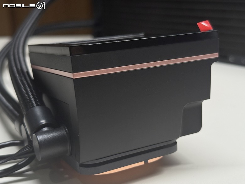 大螢幕加旗艦風扇！TT MAGFloe 360 Ultra水冷