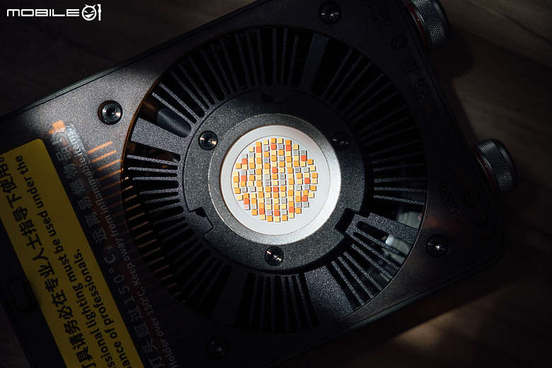 智雲 MOLUS X100 RGB x Cam Mackey 聯名版｜口袋裡的 100W 全彩補光燈！