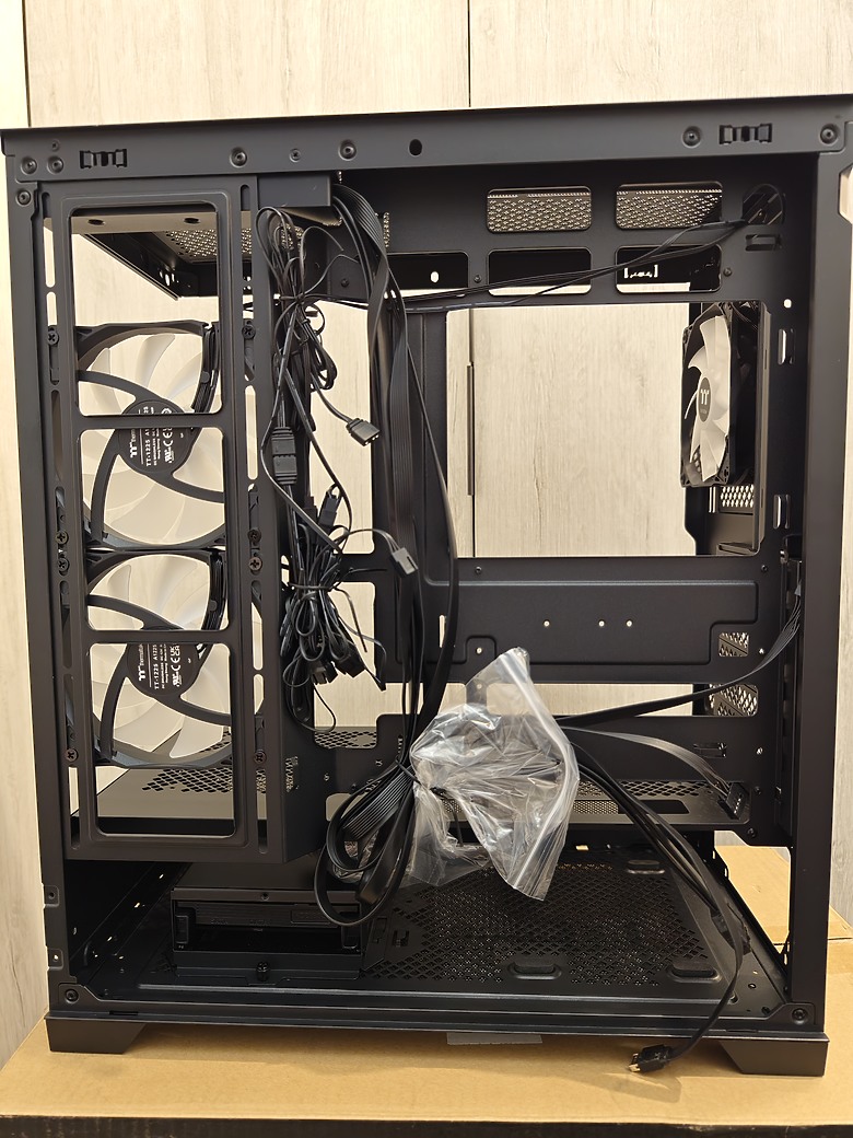 點我看大圖 【開箱】Thermaltake View 290 TG ARGB 平價、用料實在的海景機殼