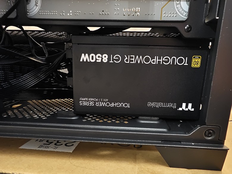 點我看大圖 【開箱】Thermaltake View 290 TG ARGB 平價、用料實在的海景機殼