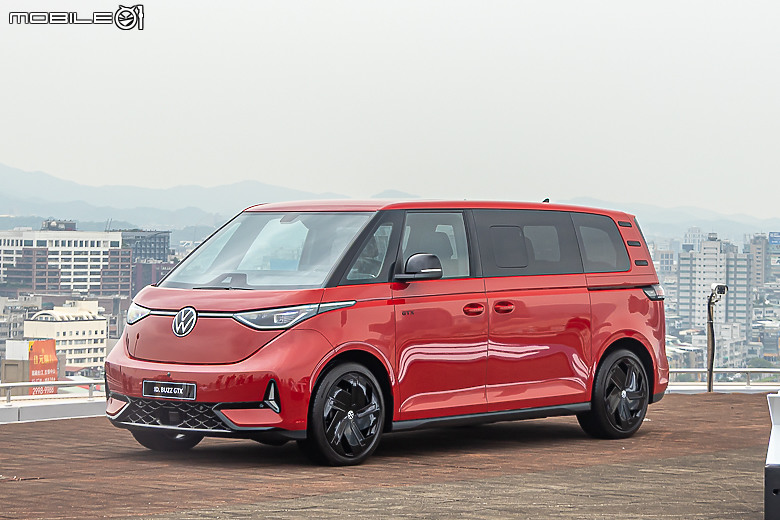 【國內新訊】福斯商旅 ID.Buzz GTX 七人座 269.8 萬元正式上市,10月底前交車可不加價升級雙色塗裝!
