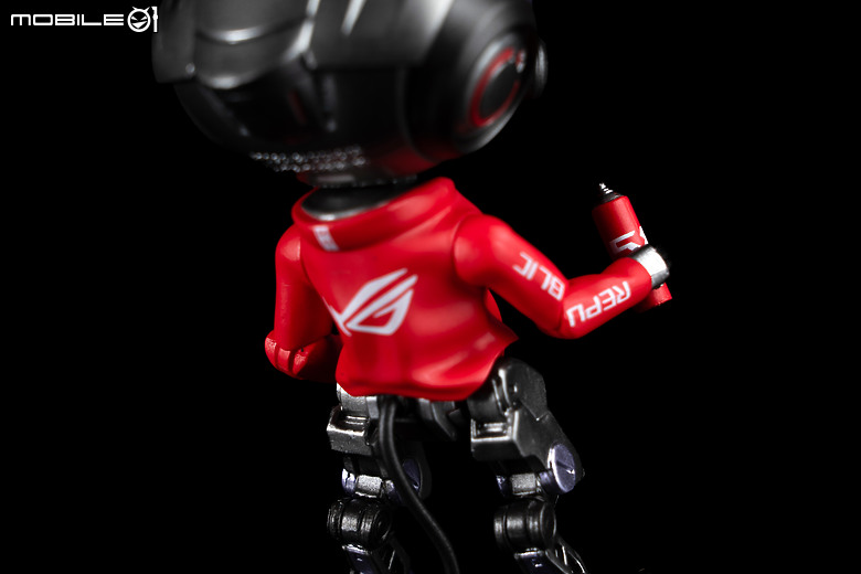 ROG OMNI 可動公仔開箱｜造型盡展 ROG 精神，世界觀具象化的起點！