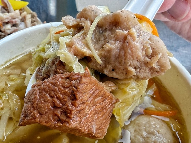 鴨肉飯有著滿滿的鴨肉量，菜尾湯有著辦桌好味道
