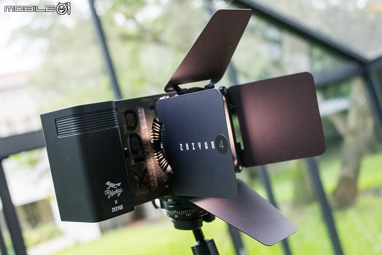 智雲 MOLUS X100 RGB x Cam Mackey 聯名版｜口袋裡的 100W 全彩補光燈！
