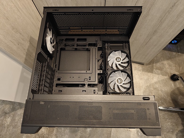 點我看大圖 【開箱】Thermaltake View 290 TG ARGB 平價、用料實在的海景機殼