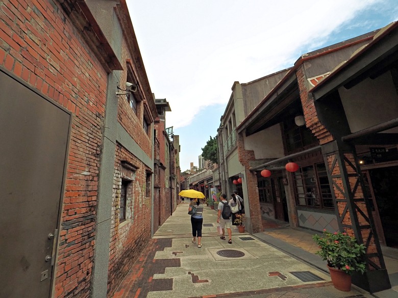 新富町文化市場、舊八甲庄郵便局、臺北市鄉土教育中心、剝皮寮歷史街區、艋舺地藏王廟 、青草巷、艋舺龍山寺、廣州街觀光夜市、兩喜號 Liang Xi Hao - 總店、艋舺啟天宮｜ 料舘媽祖、龍山文創基地 — 臺北市區小旅行之艋舺龍山寺一帶半日散策