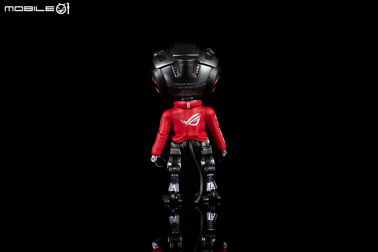 ROG OMNI 可動公仔開箱｜造型盡展 ROG 精神，世界觀具象化的起點！