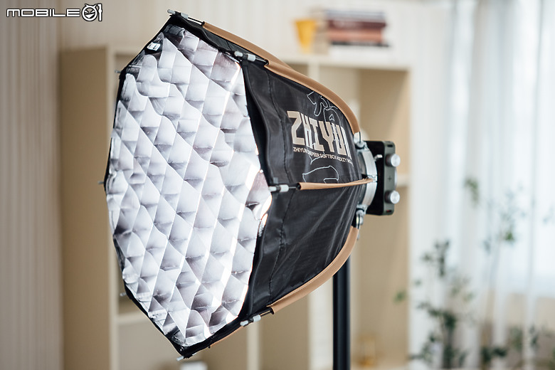 智雲 MOLUS X100 RGB x Cam Mackey 聯名版｜口袋裡的 100W 全彩補光燈！