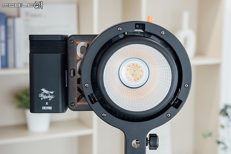智雲 MOLUS X100 RGB x Cam Mackey 聯名版｜口袋裡的 100W 全彩補光燈！