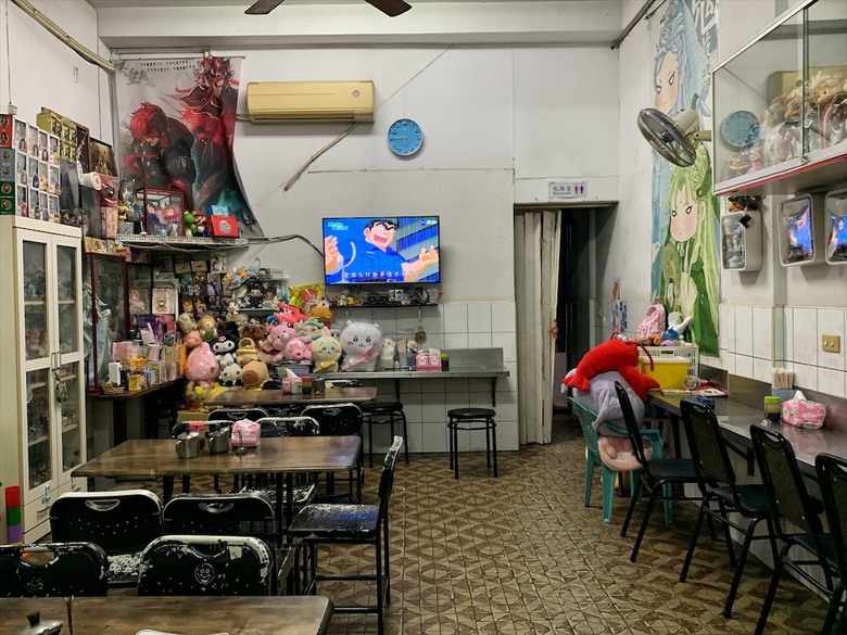 臭豆腐金黃酥脆，麵線有濃郁的柴魚香，飲料免費喝到飽