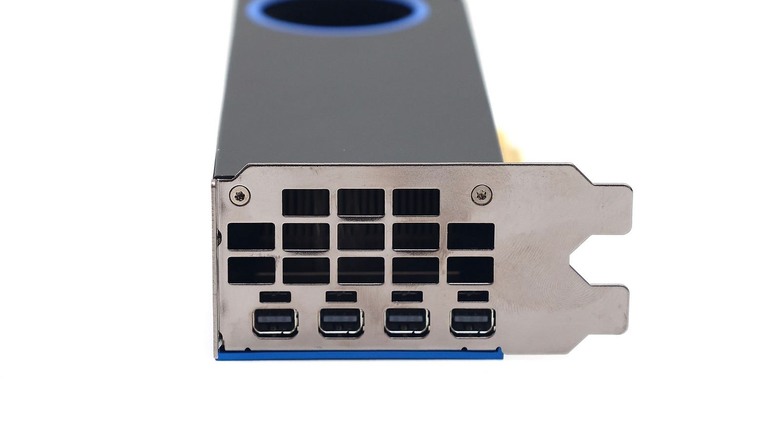 點我看大圖 獨家拆解 Intel Arc Pro B50 運算卡,開箱藍廠 AI 加速新利器