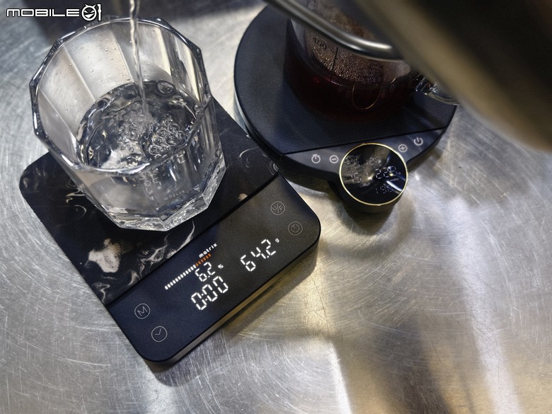 「單一秤就看得到粉液比」雙機開箱：Matrix M2 PRO vs. Cocinare BALANCE 手沖咖啡秤
