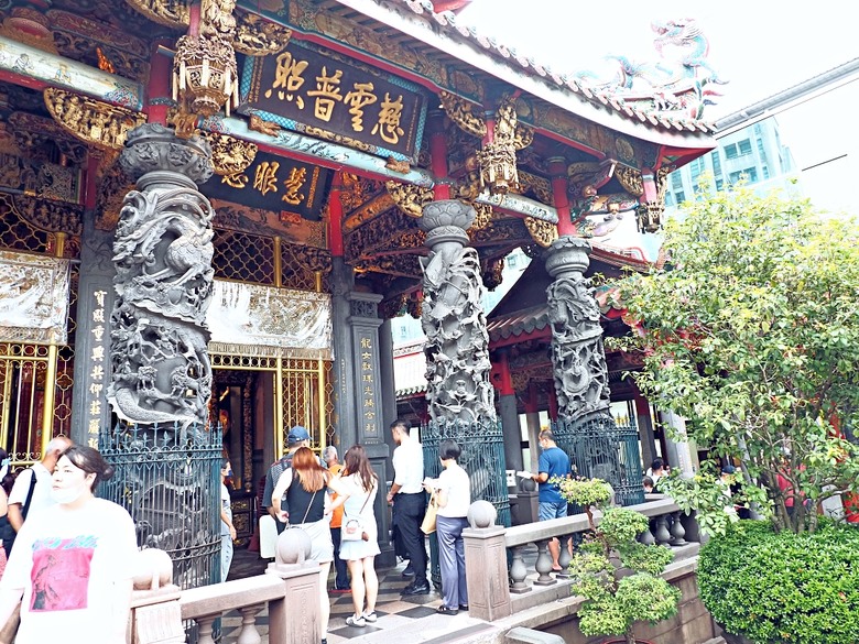 新富町文化市場、舊八甲庄郵便局、臺北市鄉土教育中心、剝皮寮歷史街區、艋舺地藏王廟 、青草巷、艋舺龍山寺、廣州街觀光夜市、兩喜號 Liang Xi Hao - 總店、艋舺啟天宮｜ 料舘媽祖、龍山文創基地 — 臺北市區小旅行之艋舺龍山寺一帶半日散策