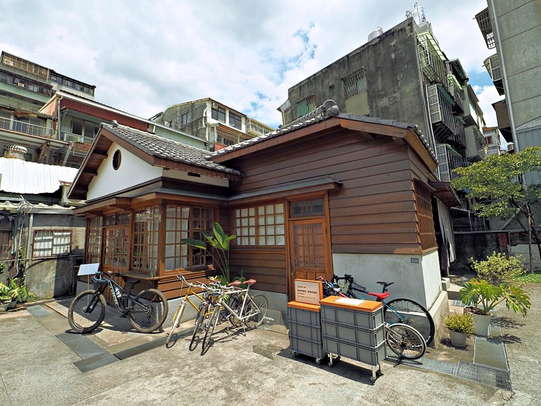 新富町文化市場、舊八甲庄郵便局、臺北市鄉土教育中心、剝皮寮歷史街區、艋舺地藏王廟 、青草巷、艋舺龍山寺、廣州街觀光夜市、兩喜號 Liang Xi Hao - 總店、艋舺啟天宮｜ 料舘媽祖、龍山文創基地 — 臺北市區小旅行之艋舺龍山寺一帶半日散策