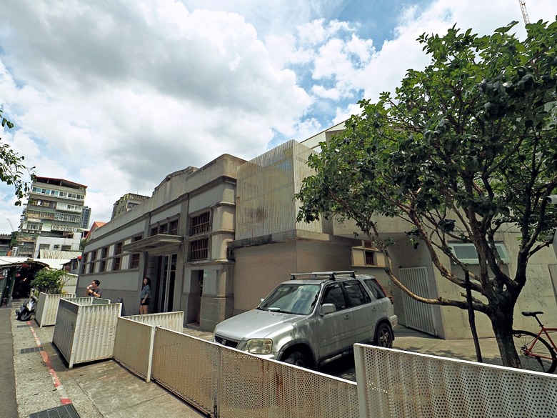 新富町文化市場、舊八甲庄郵便局、臺北市鄉土教育中心、剝皮寮歷史街區、艋舺地藏王廟 、青草巷、艋舺龍山寺、廣州街觀光夜市、兩喜號 Liang Xi Hao - 總店、艋舺啟天宮｜ 料舘媽祖、龍山文創基地 — 臺北市區小旅行之艋舺龍山寺一帶半日散策