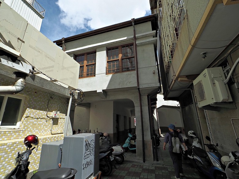 西市場(大菜市)、臺南市美術館2館、台南林百貨、戎館(黑橋牌專賣店)、白日, 夢霧所－蝸牛市吉、原臺南神社社務所、黃家碗粿+泉記狀元粿 — 臺南市區懷舊商店街肆與美食散策