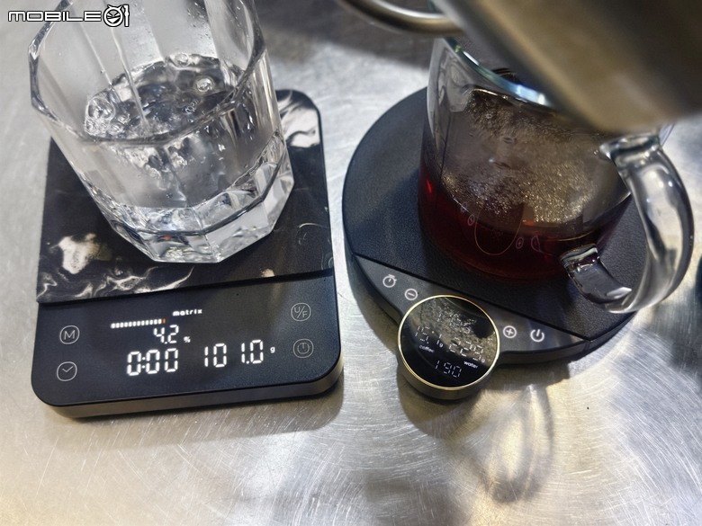 「單一秤就看得到粉液比」雙機開箱：Matrix M2 PRO vs. Cocinare BALANCE 手沖咖啡秤