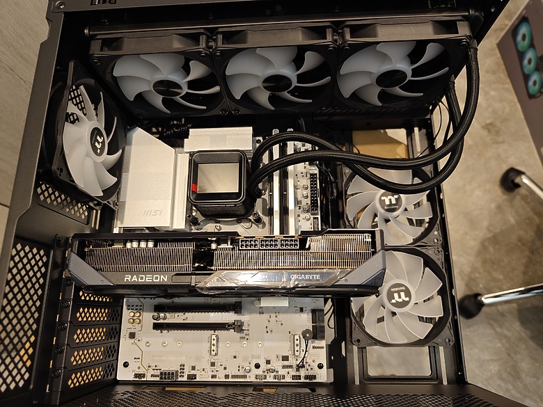 點我看大圖 【開箱】Thermaltake View 290 TG ARGB 平價、用料實在的海景機殼