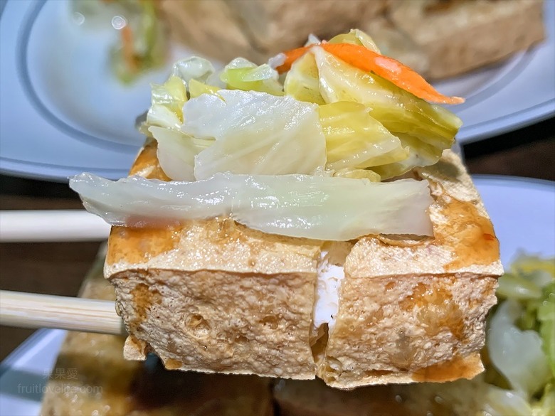 臭豆腐金黃酥脆，麵線有濃郁的柴魚香，飲料免費喝到飽