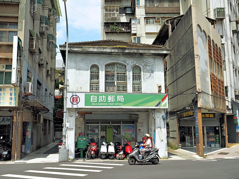 新富町文化市場、舊八甲庄郵便局、臺北市鄉土教育中心、剝皮寮歷史街區、艋舺地藏王廟 、青草巷、艋舺龍山寺、廣州街觀光夜市、兩喜號 Liang Xi Hao - 總店、艋舺啟天宮｜ 料舘媽祖、龍山文創基地 — 臺北市區小旅行之艋舺龍山寺一帶半日散策