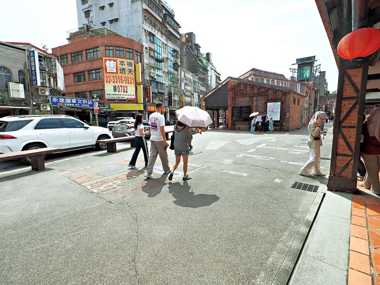 新富町文化市場、舊八甲庄郵便局、臺北市鄉土教育中心、剝皮寮歷史街區、艋舺地藏王廟 、青草巷、艋舺龍山寺、廣州街觀光夜市、兩喜號 Liang Xi Hao - 總店、艋舺啟天宮｜ 料舘媽祖、龍山文創基地 — 臺北市區小旅行之艋舺龍山寺一帶半日散策