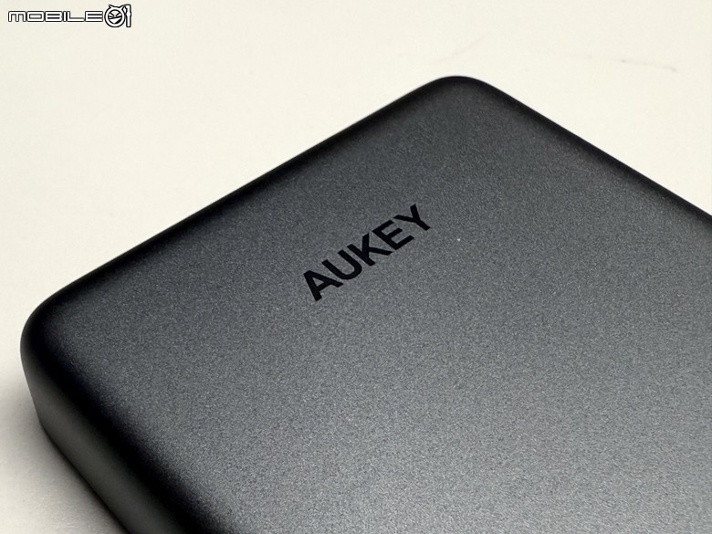 纖薄金屬機身！AUKEY MagFusion M Qi2磁吸行動電源