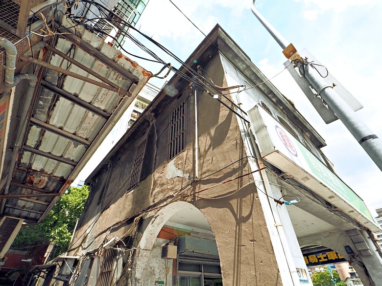 新富町文化市場、舊八甲庄郵便局、臺北市鄉土教育中心、剝皮寮歷史街區、艋舺地藏王廟 、青草巷、艋舺龍山寺、廣州街觀光夜市、兩喜號 Liang Xi Hao - 總店、艋舺啟天宮｜ 料舘媽祖、龍山文創基地 — 臺北市區小旅行之艋舺龍山寺一帶半日散策