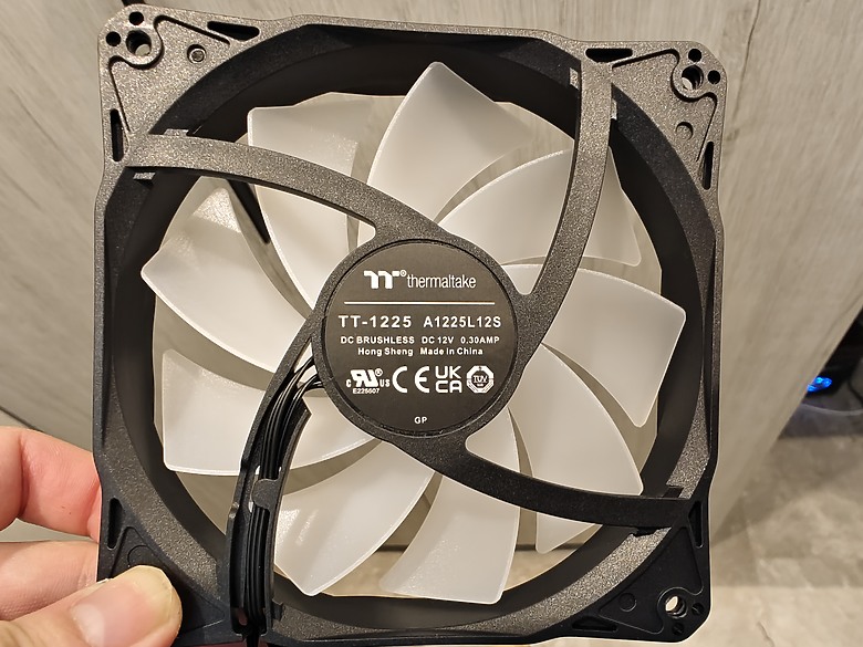 點我看大圖 【開箱】Thermaltake View 290 TG ARGB 平價、用料實在的海景機殼