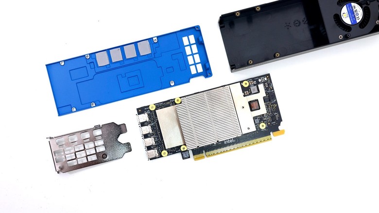 點我看大圖 獨家拆解 Intel Arc Pro B50 運算卡,開箱藍廠 AI 加速新利器