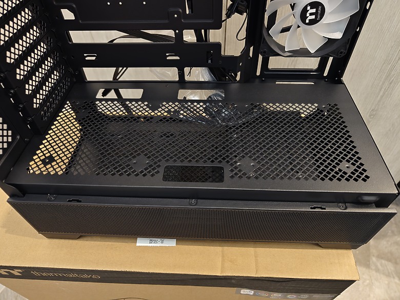 點我看大圖 【開箱】Thermaltake View 290 TG ARGB 平價、用料實在的海景機殼