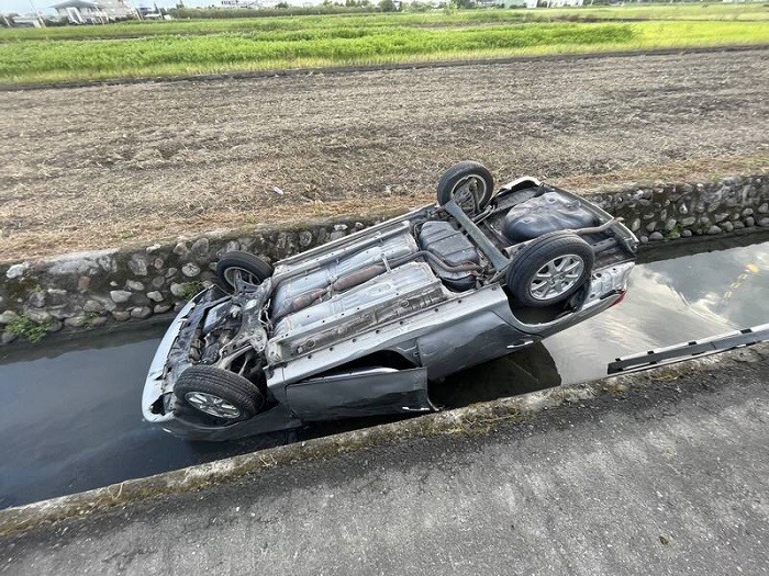 酒駕開進大排