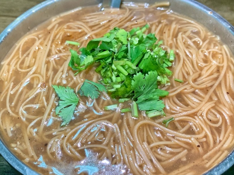 臭豆腐金黃酥脆，麵線有濃郁的柴魚香，飲料免費喝到飽