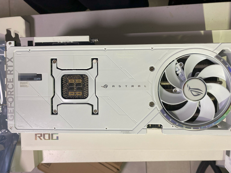 亞馬遜啟動!華碩5090白夜神，敗家之眼的白色神卡ASUS ROG Astral RTX 5090 White