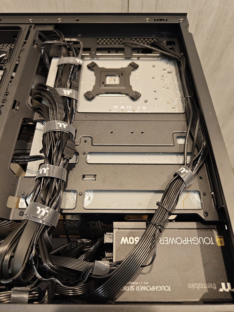 點我看大圖 【開箱】Thermaltake View 290 TG ARGB 平價、用料實在的海景機殼