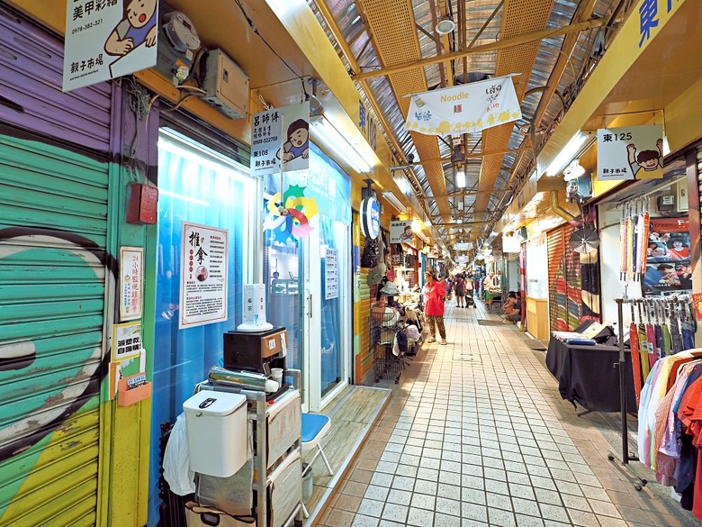 新富町文化市場、舊八甲庄郵便局、臺北市鄉土教育中心、剝皮寮歷史街區、艋舺地藏王廟 、青草巷、艋舺龍山寺、廣州街觀光夜市、兩喜號 Liang Xi Hao - 總店、艋舺啟天宮｜ 料舘媽祖、龍山文創基地 — 臺北市區小旅行之艋舺龍山寺一帶半日散策