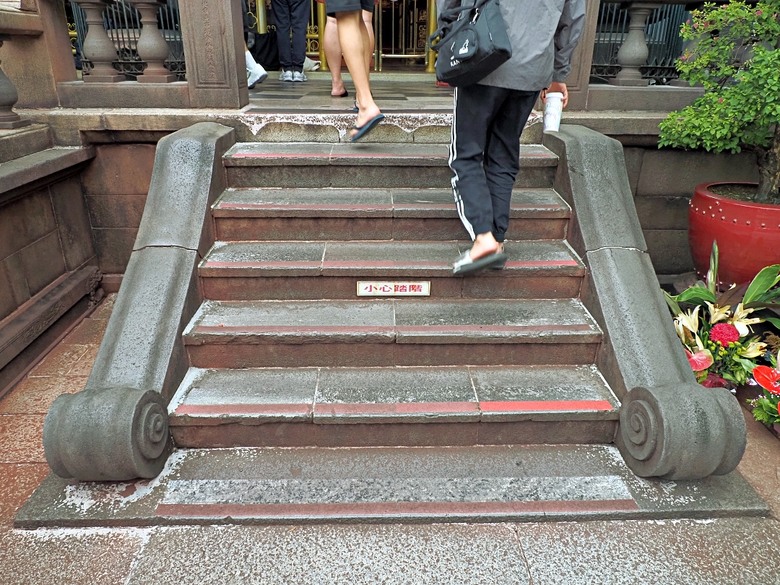 新富町文化市場、舊八甲庄郵便局、臺北市鄉土教育中心、剝皮寮歷史街區、艋舺地藏王廟 、青草巷、艋舺龍山寺、廣州街觀光夜市、兩喜號 Liang Xi Hao - 總店、艋舺啟天宮｜ 料舘媽祖、龍山文創基地 — 臺北市區小旅行之艋舺龍山寺一帶半日散策