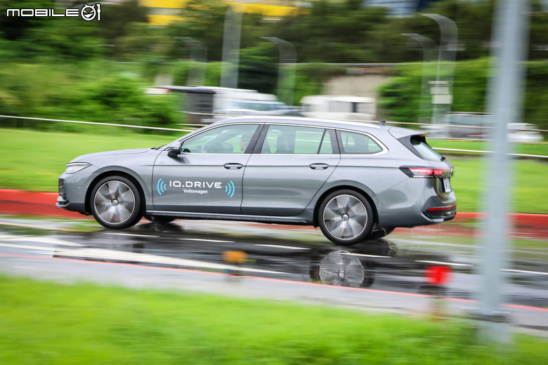 Volkswagen Passat Variant 330 TSI R-Line 試駕｜歐系旅行車經典代表、實用度滿點且身手不凡！