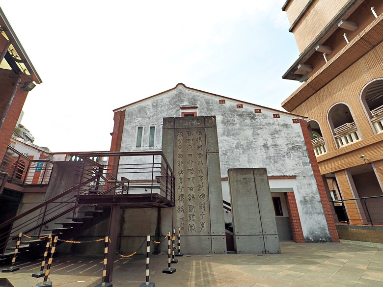 新富町文化市場、舊八甲庄郵便局、臺北市鄉土教育中心、剝皮寮歷史街區、艋舺地藏王廟 、青草巷、艋舺龍山寺、廣州街觀光夜市、兩喜號 Liang Xi Hao - 總店、艋舺啟天宮｜ 料舘媽祖、龍山文創基地 — 臺北市區小旅行之艋舺龍山寺一帶半日散策