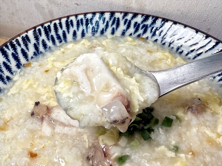 鎮瀾宮旁無刺鮮魚湯專賣店,魚肉新鮮好吃,湯頭鮮美清甜,寵物友善