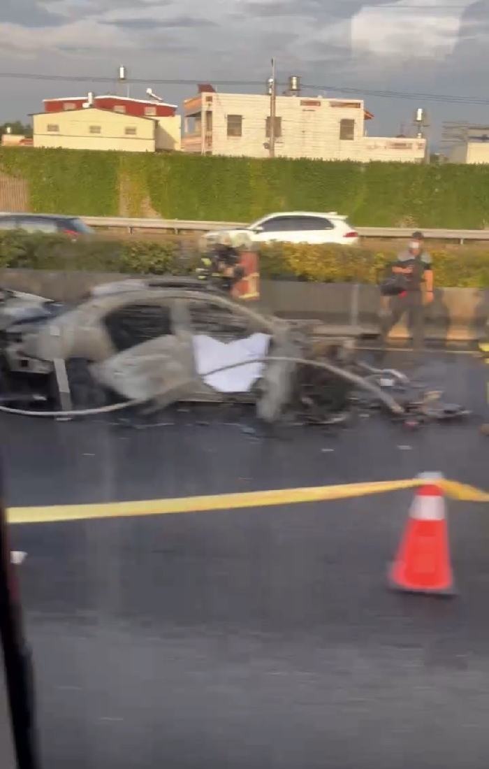 高速公路，賓士高速追撞，立刻起火，最後燒成廢鐵