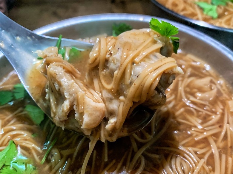 臭豆腐金黃酥脆，麵線有濃郁的柴魚香，飲料免費喝到飽