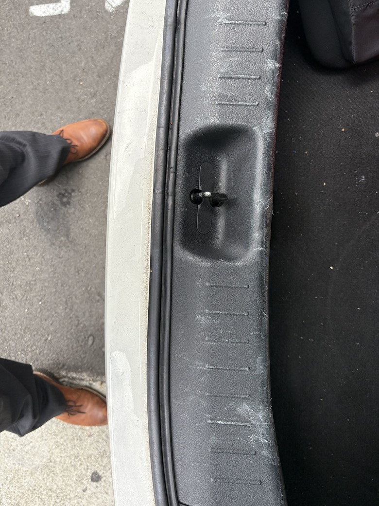 請問前輩們，租車還車會看內飾刮傷嗎？