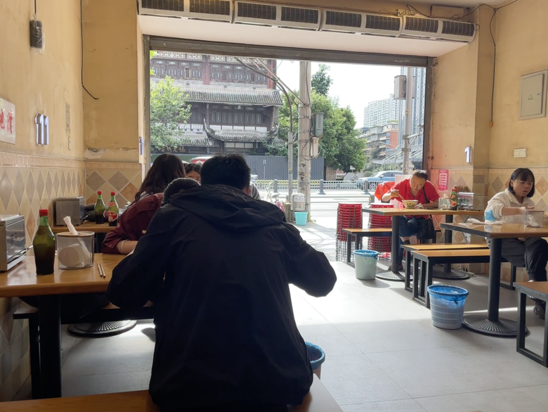 【大眾點評必吃榜】北大「蓉荣铺盖面」：一筷挾起巴掌大的麵皮，14元牛肉鋪蓋麵吃出老成都的溫柔