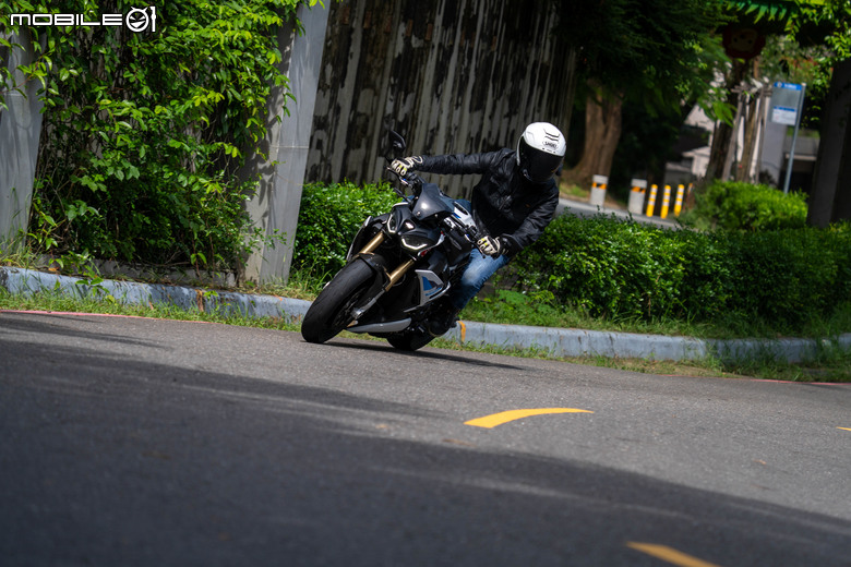 點我看大圖 2025 BMW S1000 R M版試駕|從從容容游刃有餘!快得無感,穩得神奇!實現「快、穩、吸」的騎乘體驗!