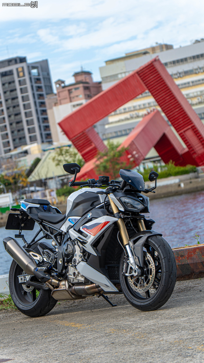 點我看大圖 2025 BMW S1000 R M版試駕|從從容容游刃有餘!快得無感,穩得神奇!實現「快、穩、吸」的騎乘體驗!