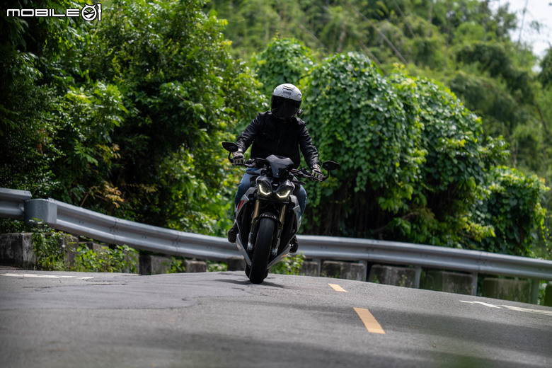 點我看大圖 2025 BMW S1000 R M版試駕|從從容容游刃有餘!快得無感,穩得神奇!實現「快、穩、吸」的騎乘體驗!
