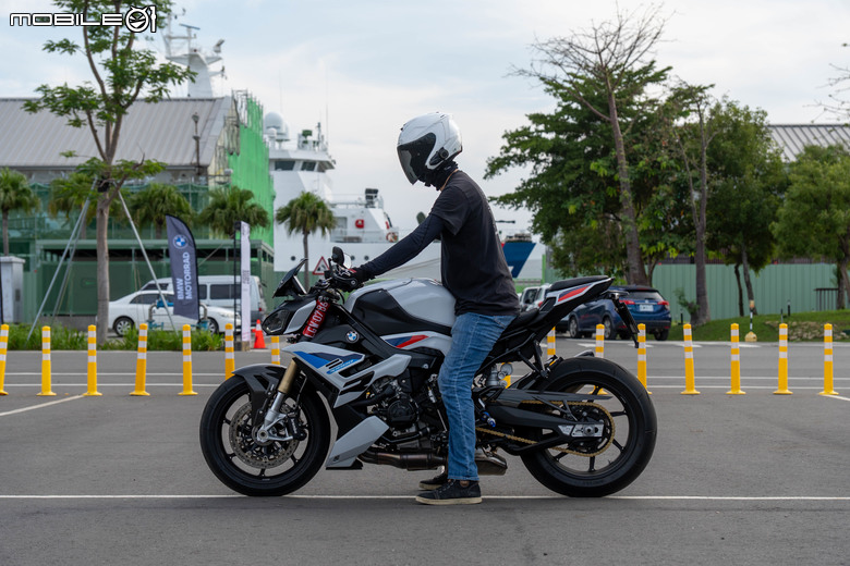 點我看大圖 2025 BMW S1000 R M版試駕|從從容容游刃有餘!快得無感,穩得神奇!實現「快、穩、吸」的騎乘體驗!