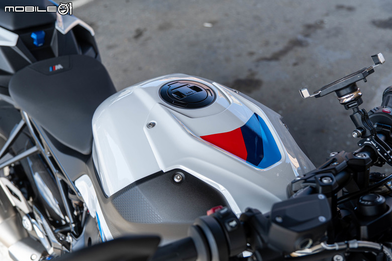 點我看大圖 2025 BMW S1000 R M版試駕|從從容容游刃有餘!快得無感,穩得神奇!實現「快、穩、吸」的騎乘體驗!